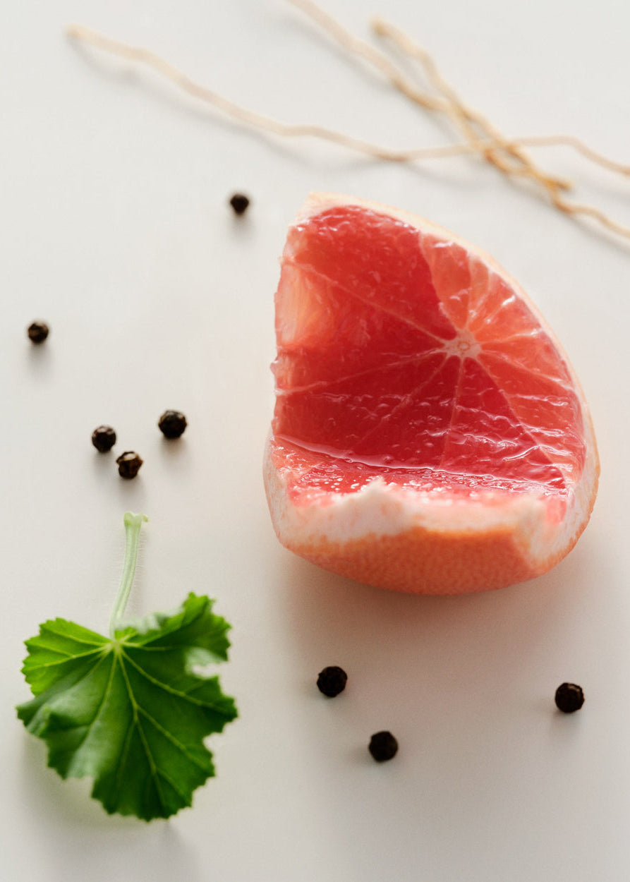 No.09 Vallée de Farney Ingredients, including grapefruit, geranium leaf, and peppercorns.